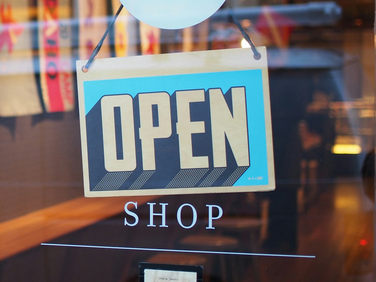 Nhân viên cửa hàng dùng phần mềm quản lý bán hàng Ebusiness trên máy tính bảng